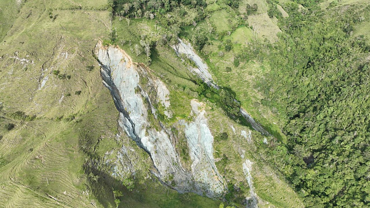 Detalle aéreo de la cicatriz de un deslizamiento, con el material desplazado sobre la ladera