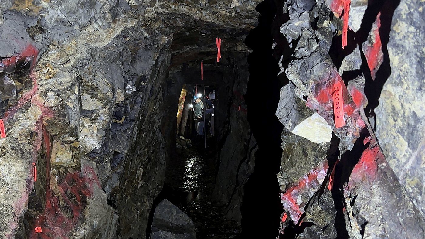 Frente de roca con discontinuidades marcadas en rojo durante un levantamiento geomecánico