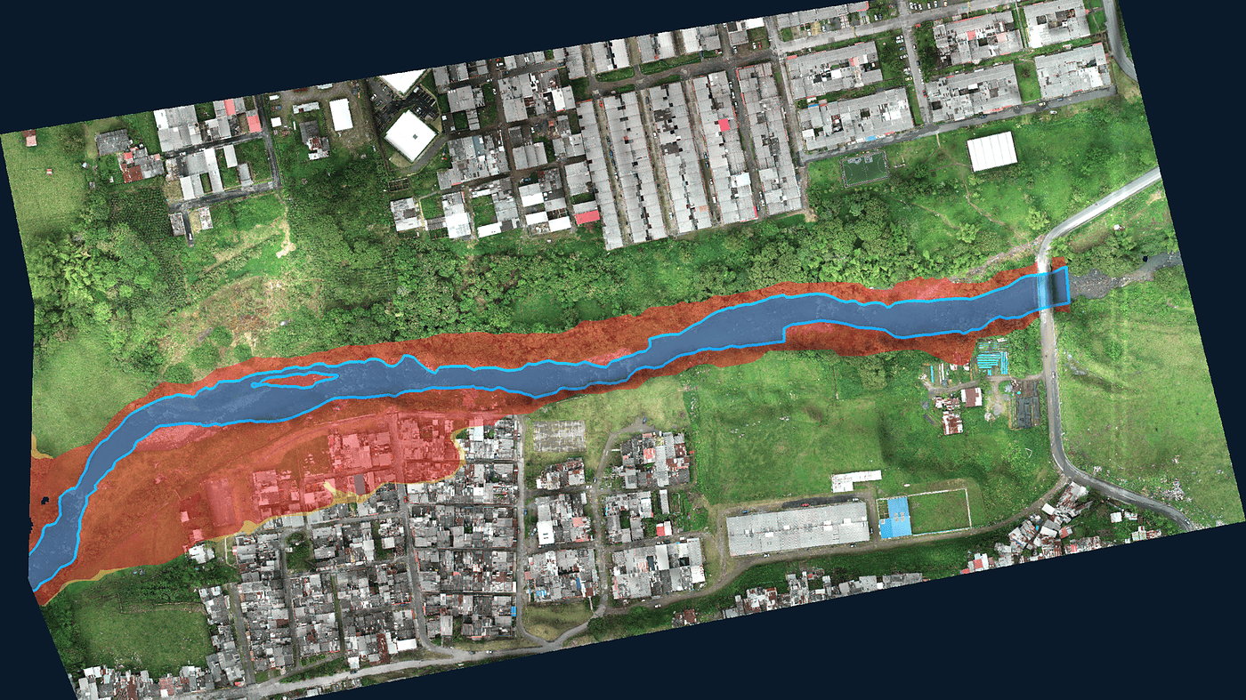 Ortofoto de un tramo urbano de río con la mancha de inundación superpuesta en azul y la zona de amenaza alta en rojo