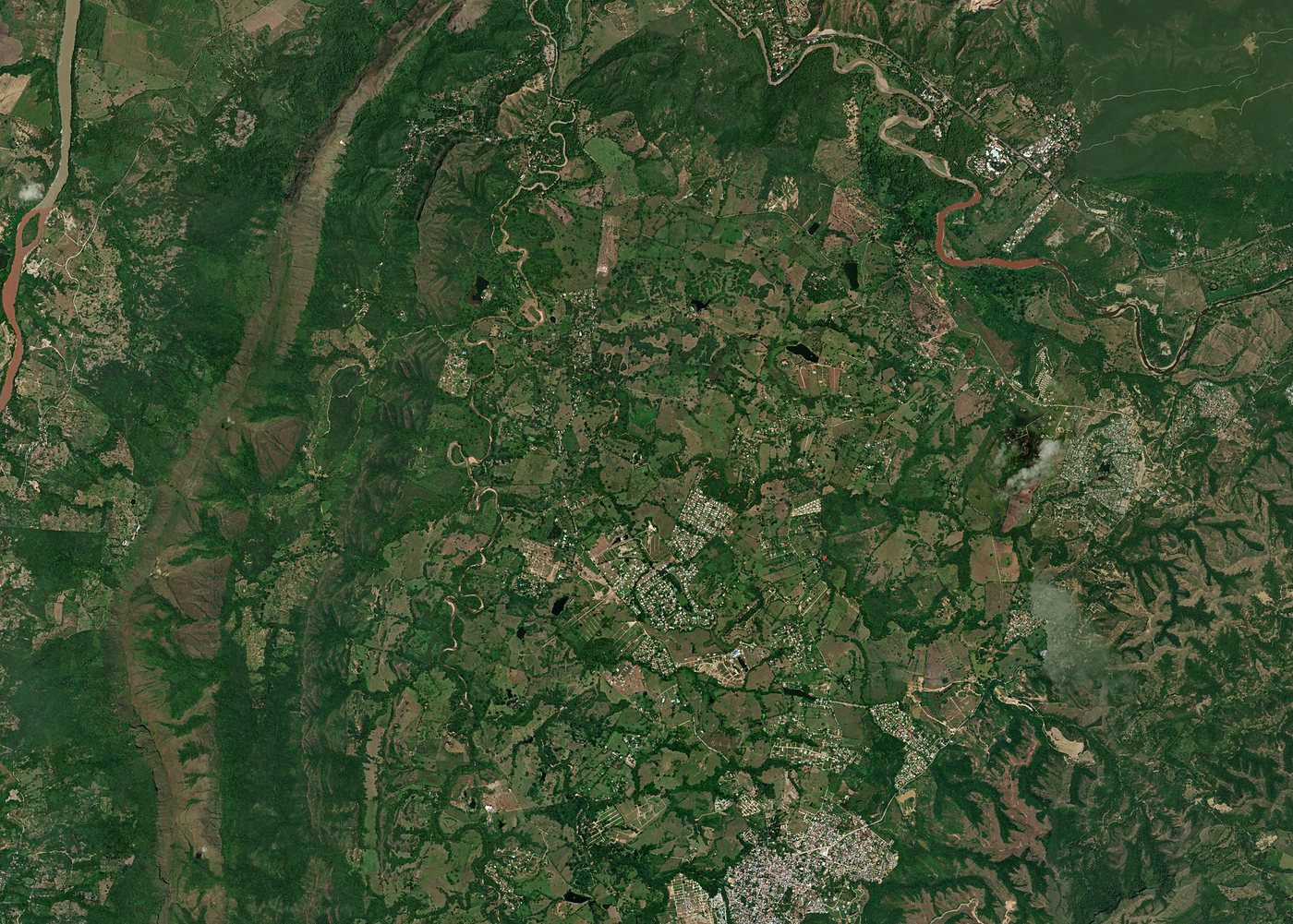 Imagen satelital del área rural con el mosaico de predios, la vivienda dispersa, los relictos de bosque y la red de vías veredales